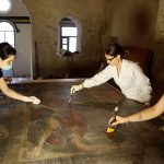 Imagen de varias restauradoras de la Fundación Tarazona Monumental, restaurando un lienzo.