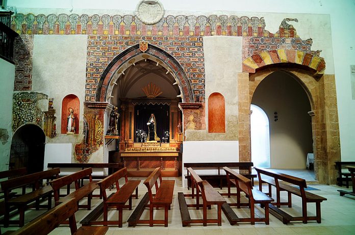 Imagen de las singulares pinturas murales descubiertas en la Iglesia de San Miguel Arcángel.